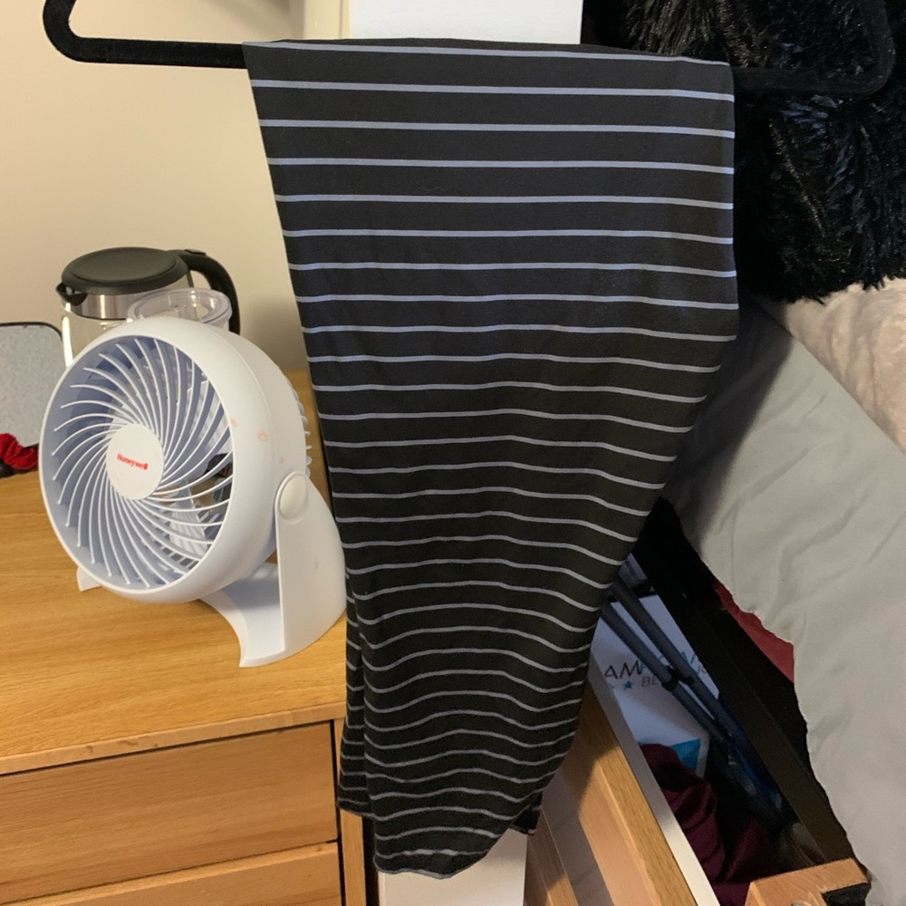 XL ATHLETA STRIPED NAVY LEGGINGS CAPRI